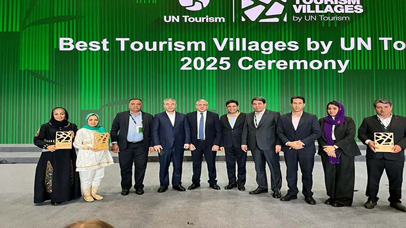 استاندار کرمان در حال دیدار با وزیر فرهنگ چین و مدیر سازمان جهانی گردشگری