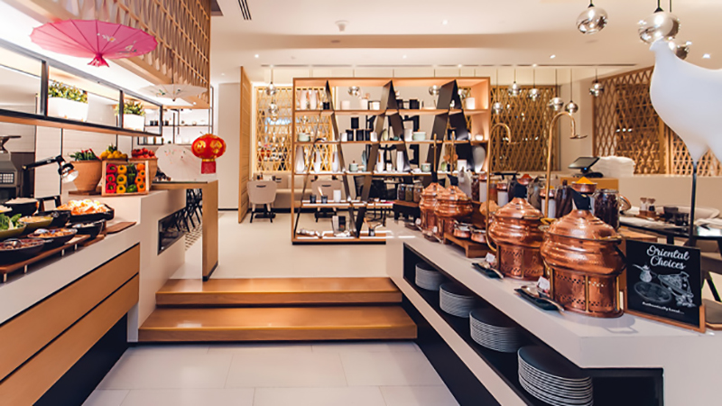 میز شام شبانه با تم بین‌المللی در رستوران Salt & Pepper هتل الروتانا البندر دبی