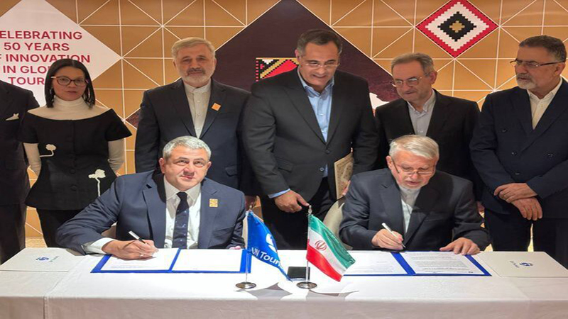 صالحی‌امیری در حال گفت‌وگو با دبیرکل سازمان جهانی گردشگری در حاشیه مجمع عمومی ریاض