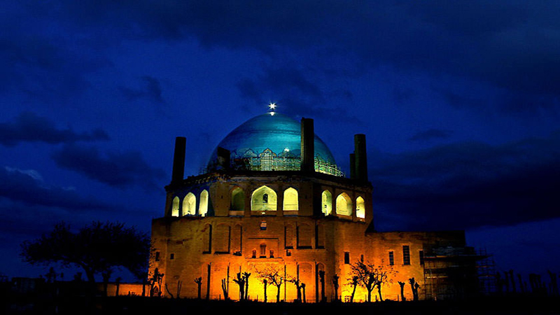 تصویر گردشگران در زنجان در حال بازدید از جاذبه‌های فرهنگی و رویدادهای آیینی