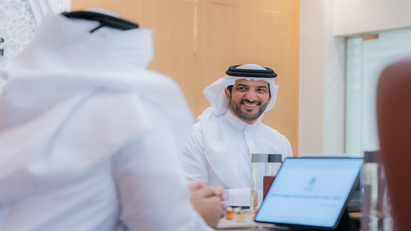 تصویر سلطان بن احمد در جلسه شرکت ملی نفت شارجه