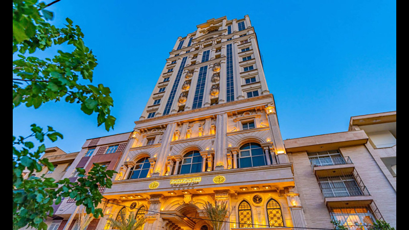 نمای شب هتل پرشین پلازا تهران (Persian Plaza Hotel Tehran) با نورپردازی مدرن و چشم‌انداز خیابان سهروردی شمالی