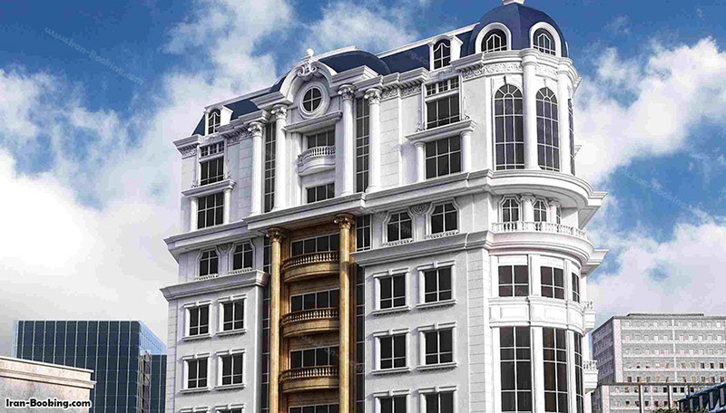 نمای بیرونی Wisteria Hotel Tehran با معماری نئوکلاسیک، نورپردازی شبانه و چشم‌انداز کوه‌های البرز