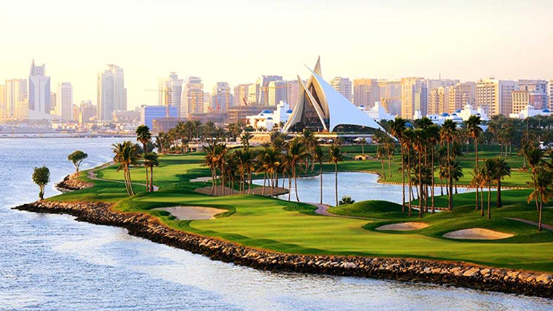 تصویر پارک خور دبی با چشم‌انداز خور، تله‌کابین، فضای سبز و دلفیناریوم