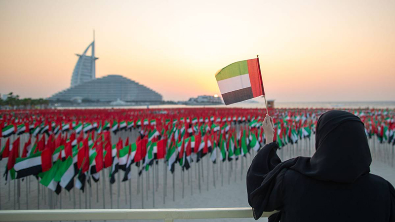 تصویری از باغ پرچم دبی با هزاران پرچم امارات در ساحل جمیرا در جشن‌های ماه ملی