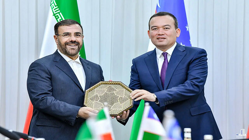 تصویری از هیات اقتصادی فارس در سفر رسمی به ازبکستان، در حال امضای تفاهم‌نامه‌های تجاری و منطقه‌ای