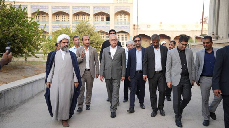 تصویر عمارت کلاه‌فرنگی بندرعباس با معماری صفوی و چشم‌انداز ساحلی خلیج فارس