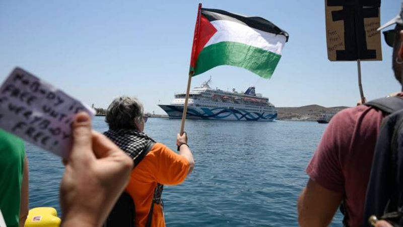 تجمع معترضان یونانی با پرچم فلسطین مقابل کشتی گردشگران اسرائیلی در بندر سودا