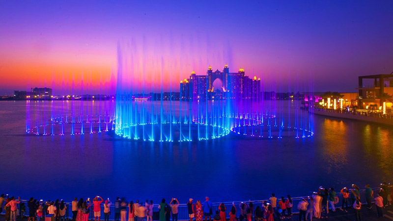 تصویر داخلی مرکز خرید The Pointe دبی با فروشگاه‌ها، رستوران‌ها و فواره موزیکال+نجم امارات