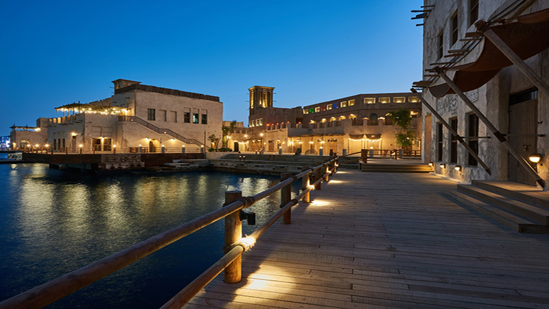 تصویر Al Seef by Meraas السیف در کنار خور دبی با معماری سنتی و مدرن+نجم امارات