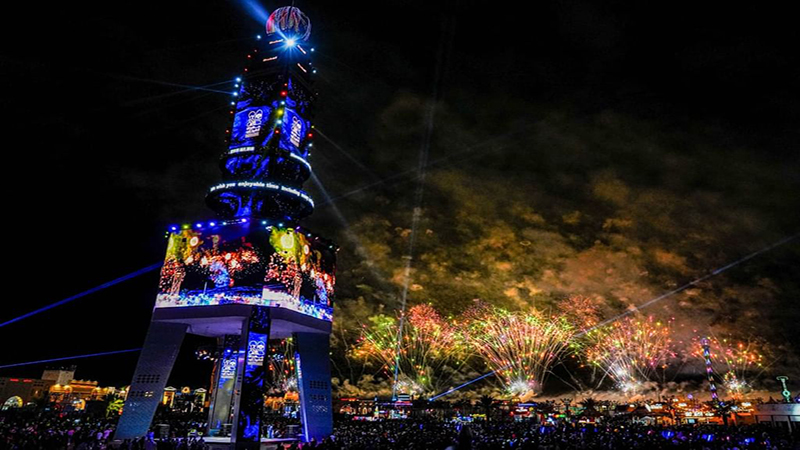 تصویر آتش‌بازی و نمایش پهپادی رکوردشکن امارات در آغاز سال ۲۰۲۶+نجم امارات