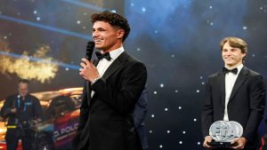 تصویر لندو نوریس با جام قهرمانی فرمول یک ۲۰۲۵ در مراسم FIA تاشکند+نجم امارات