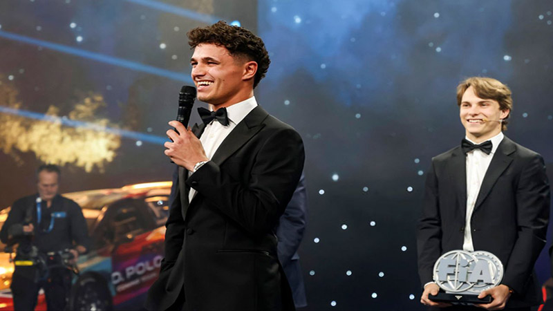 تصویر لندو نوریس با جام قهرمانی فرمول یک ۲۰۲۵ در مراسم FIA تاشکند+نجم امارات