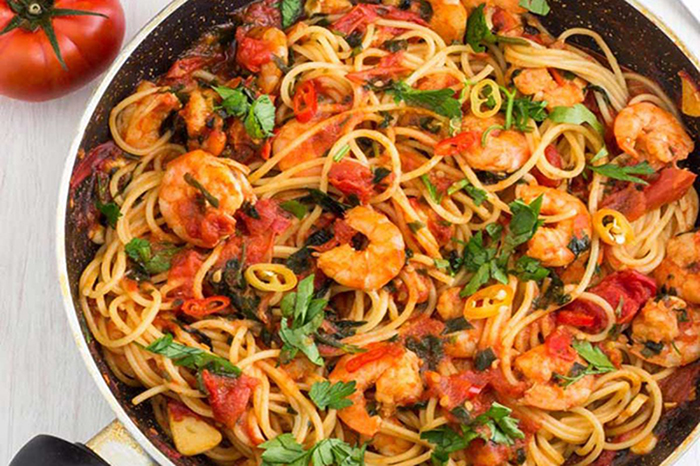 تصویر پاستای میگو مدیترانه‌ای با سس گوجه فرنگی تازه+نجم امارات