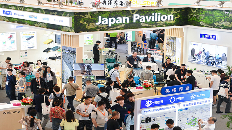 تصویر نمایشگاه کالاهای وارداتی ممتاز شانگهای ۲۰۲۵ با حضور برندهای جهانی و بازدیدکنندگان بین‌المللی +نجم امارات