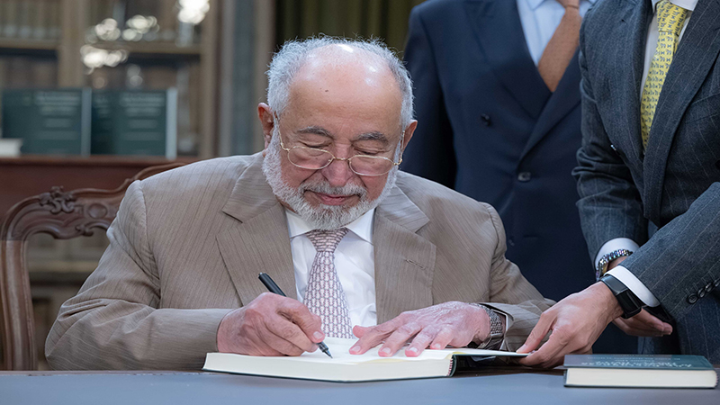 "رونمایی نسخه پرتغالی کتاب تاریخی عمان توسط حاکم شارجه در آکادمی علوم لیسبون"+نجم امارات