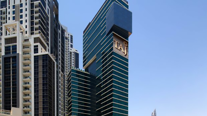«هتل تاج دبی – Taj Dubai Hotel با ۳۴ طبقه و ۲۹۶ اتاق لوکس در منطقه بیزینس بی، با چشم‌انداز برج خلیفه و امکانات رفاهی کامل.»+نجم امارات