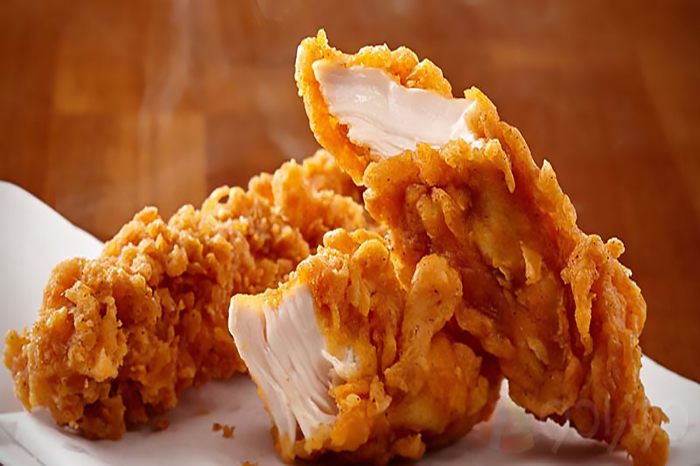 آیا می‌دانستید راز تردی مرغ سوخاری رستوران‌ها در استفاده از آب گازدار در مایه‌گذاری است؟ این دستور پخت، طعم اصلی را به خانه شما می‌آورد!+نجم امارات+سر آشپز حسین