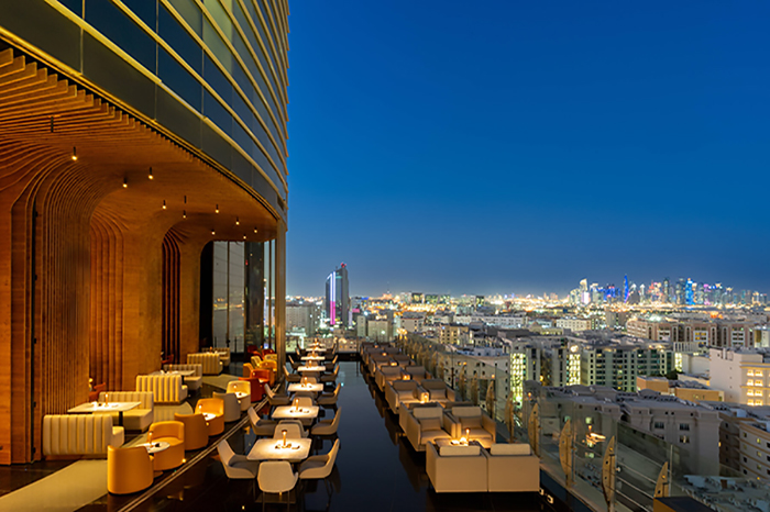 بار و لانج اسکای‌ویو دبی با چشم‌انداز ۳۶۰ درجه از شهر و خلیج فارسSkyview Bar & Lounge Dubai