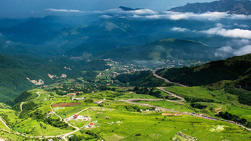 نمایی پانوراما از ساحل دریای خزر در آستارا شمال ایران با جنگل‌های سرسبز و آسمان آبی+نجم امارات