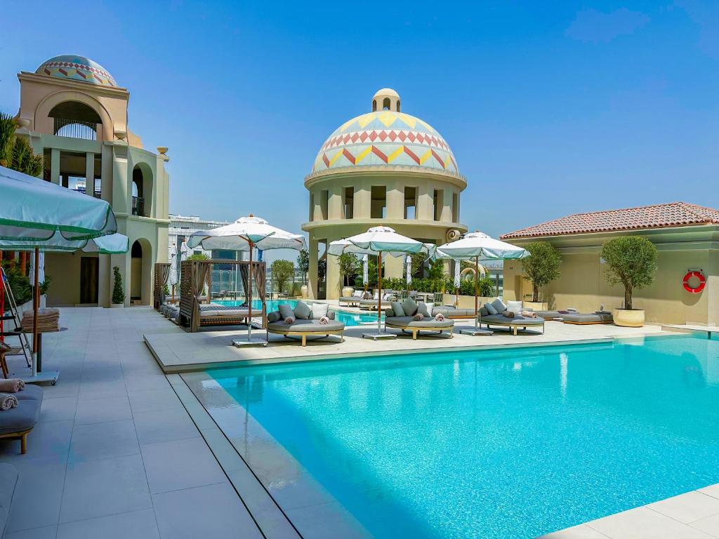 هتل کمپینسکی مرکز خرید امارات استخر+نجم امارات