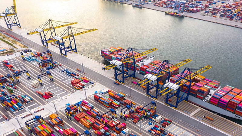 امارات جایگاه خود را به‌عنوان قطب جهانی زنجیره تأمین مواد غذایی تقویت کرده و امنیت غذایی را ارتقا می‌دهد.+نجم امارات