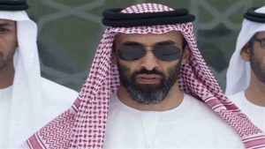 محمد بن‌سلمان ولیعهد عربستان در کنار پرچم عربستان و امارات با موضوع تنش سیاسی و نامه محرمانه درباره یمن و سودان+نجم امارات