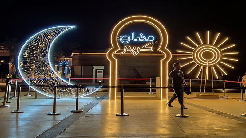 تصویری از فروشگاه‌های اروپایی با تزئینات ماه رمضان و محصولات حلال+نجم امارات