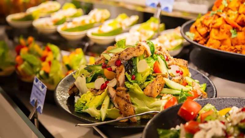 تصویر بوفه شب‌های تم‌دار در Al Bandar Rotana دبی با غذاهای بین‌المللی و ایستگاه پخت زنده+نجم امارات