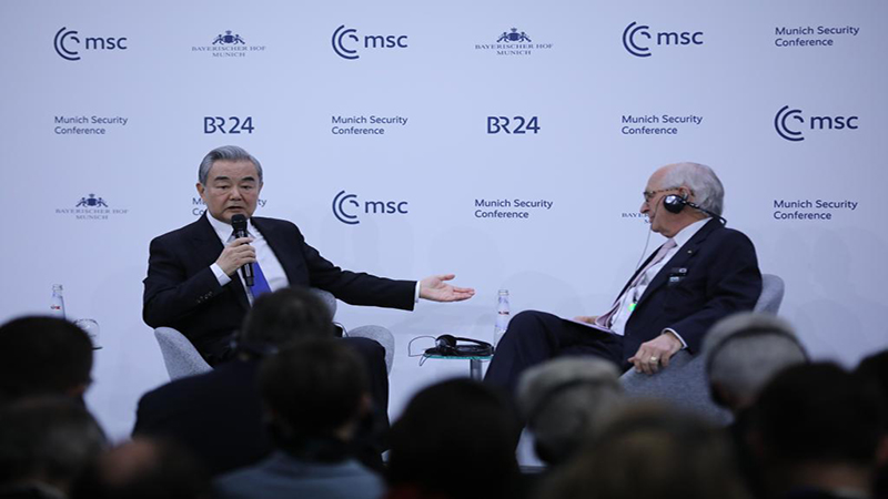 وزیر خارجه چین وانگ یی در کنفرانس امنیتی مونیخ درباره ژاپن و تایوان صحبت می‌کند+نجم امارات