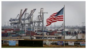 نمودار آمار کسری تجاری آمریکا در سال 2025 با نمایش رقم 901.5 میلیارد دلار و مقایسه صادرات و واردات+نجم امارات