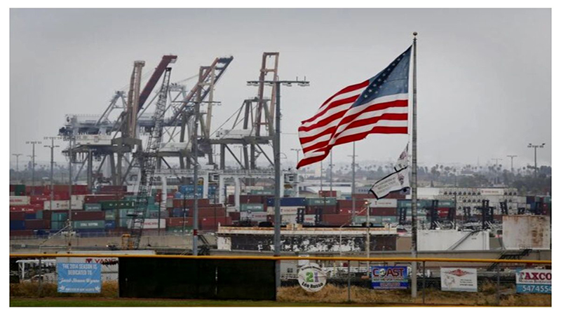 نمودار آمار کسری تجاری آمریکا در سال 2025 با نمایش رقم 901.5 میلیارد دلار و مقایسه صادرات و واردات+نجم امارات